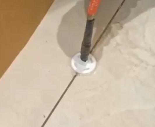 临高瓷砖空鼓维修公司专业解答瓷砖在铺贴过程中，如果没有涂抹均匀到位的粘结材料（如水泥砂浆或瓷砖胶），可能会导致以下问题