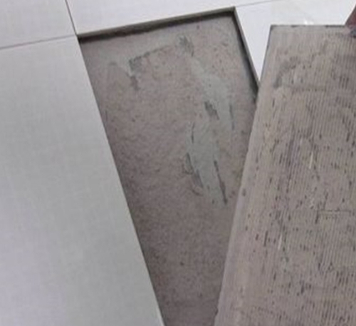 临高瓷砖空鼓维修公司分享瓷砖铺贴时如果打浆（即涂抹在瓷砖背面和基层上的砂浆或瓷砖胶）过少，会带来以下问题